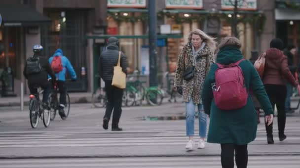 Helsinki Finlandia Diciembre 2019 Impresionante Vista Personas Finlandesas Bien Vestidas — Vídeo de stock
