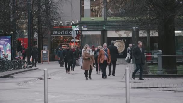 Helsinki Finlandiya Aralık 2019 Tarihi Evler Iyi Giyimli Insanların Kışın — Stok video