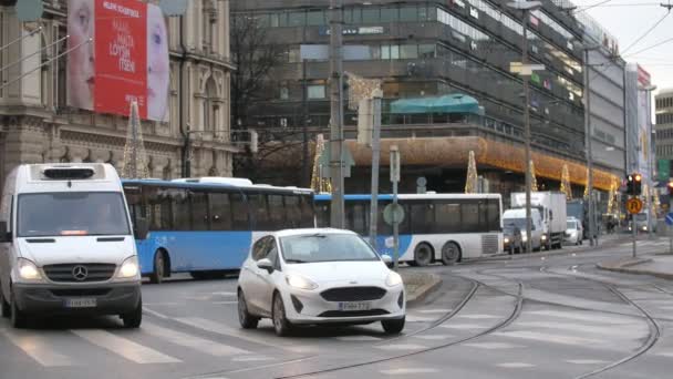 Helsinki Finlandiya Aralık 2019 Ağır Çekimde Yavaş Giden Otomobil Otobüslerle — Stok video