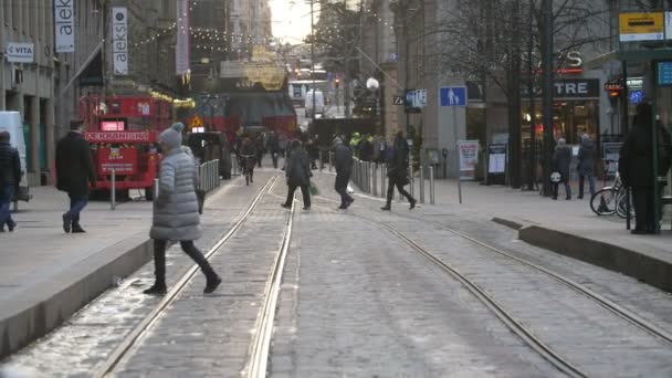 Helsinki Finland December 2019 Indrukwekkend Uitzicht Een Traditionele Geplaveide Straat — Stockvideo