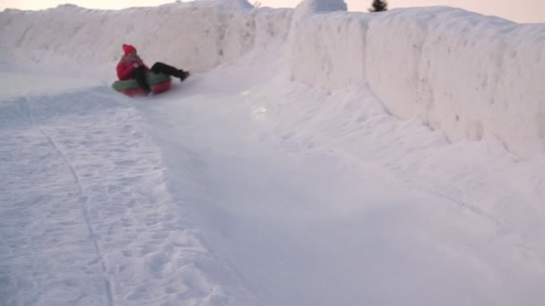Vrolijke Vrouw Glijden Naar Beneden Een Konijnenheuvel Lapland Resort Winter — Stockvideo