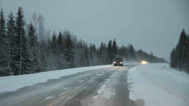 Frostige Autobahn Einem Schneebedeckten Kiefernwald Und Ein Lieferwagen Richtung Frostiges — Stockvideo