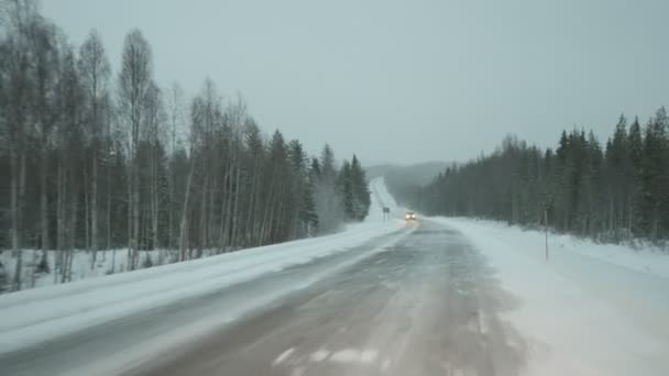 Gerade Landstraße Mit Schneebedeckten Hohen Fichten Finnland Winter Ursprüngliche Ansicht — Stockvideo