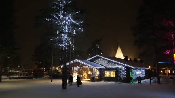 Boldog Turisták Séta Rovaniemi Egy Kis Turisztikai Város Finnországban Éjjel — Stock videók