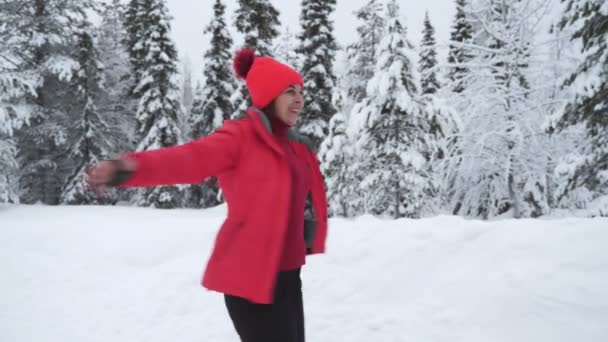 Wesoła Kobieta Odwraca Się Uśmiecha Lesie Finlandii Zimą Slo Przezabawny — Wideo stockowe