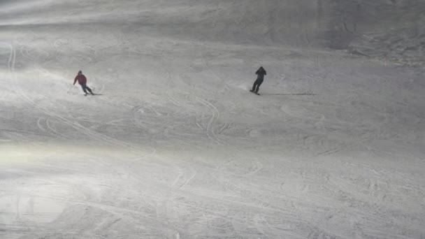 Snazzy Toeristen Skiën Naar Beneden Ontwijken Professioneel Levi Resort Slo — Stockvideo