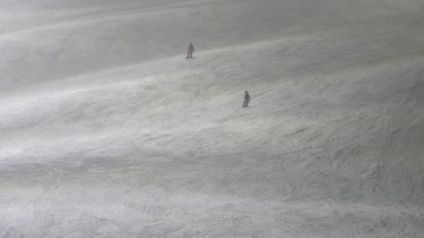 Två Glada Turister Glider Nerför Backen Med Vågor Solig Snö — Stockvideo