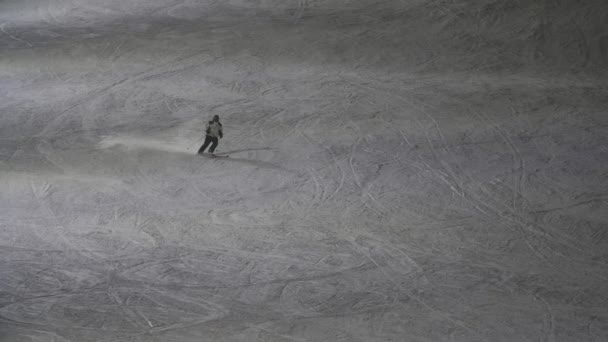 Turista Con Clase Que Desliza Cuesta Abajo Con Olas Nieve — Vídeos de Stock