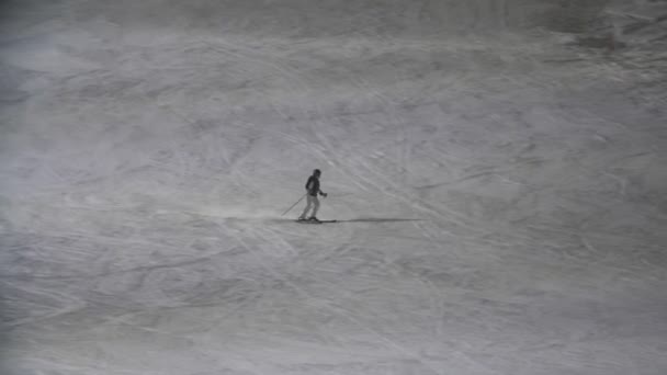 芬兰莱维滑雪胜地 一名滑雪者小孩滑落在利维滑雪胜地的一座闪闪发光的雪山上 看到一个身穿职业滑雪者服装的小孩在芬兰的莱维滑雪胜地缓慢滑行时小心翼翼地滑落在山下 他很开心 — 图库视频影像
