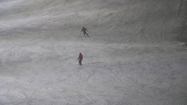 Dois Turistas Felizes Esquiando Downhill Com Ondas Neve Brilhante Finlândia — Vídeo de Stock