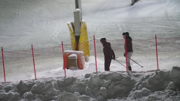 Levi Finlandia Diciembre 2019 Vista Alegre Pequeños Esquiadores Felices Deslizándose — Vídeos de Stock