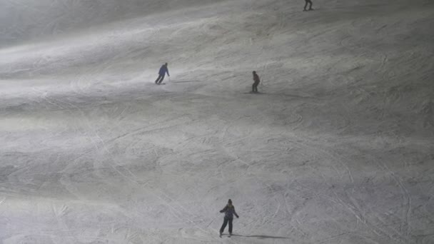 Glada Skidåkare Glider Utför Levi Skidort Vintern Slow Motion Imponerande — Stockvideo