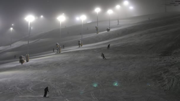 Esquiadores Alegres Deslizando Para Baixo Uma Forma Esquiando Estância Esqui — Vídeo de Stock