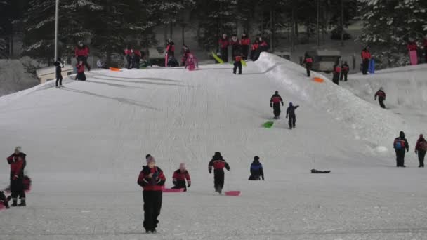 Levi Finland December 2019 Συναρπαστική Θέα Χαρούμενων Παιδιών Στολές Σκι — Αρχείο Βίντεο