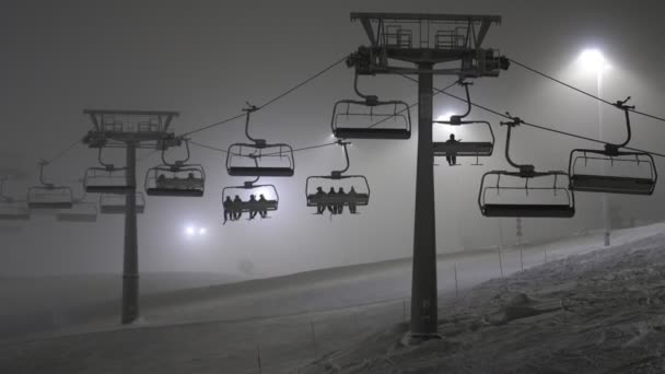 Esquiadores Subiendo Bancos Remonte Estación Esquí Levi Finlandia Invierno Nevado — Vídeos de Stock