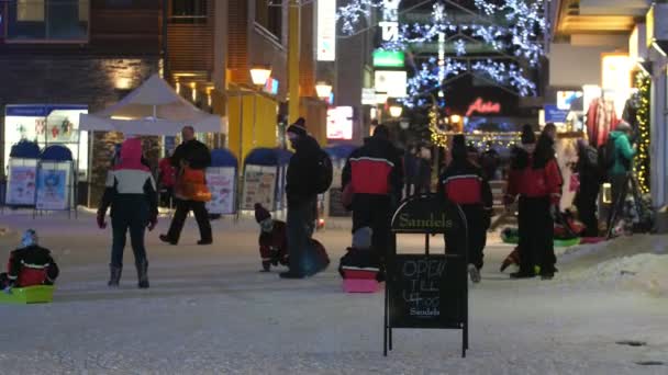 芬兰利维 2019年12月10日 在芬兰 数十名愉快的滑雪胜地游客在装饰华丽的利维大街上漫步 他们是来庆祝圣诞节的 — 图库视频影像
