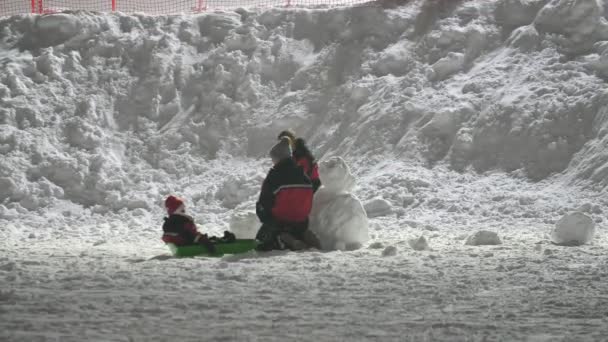 Levi Finlande Décembre 2019 Vue Passionnante Trois Enfants Heureux Façonnant — Video