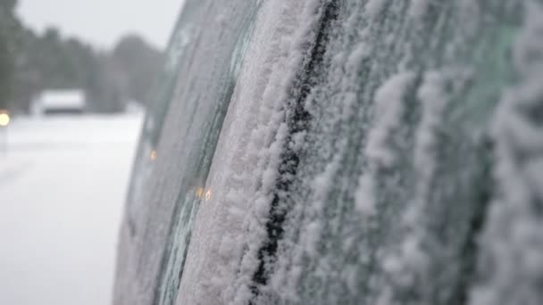 Escoba Pequeña Limpiando Una Ventana Coche Cubierta Hielo Copos Nieve — Vídeos de Stock