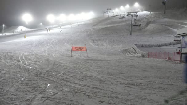 芬兰利维 2019年12月10日 在利维一个雪地的拉普兰地区 一个有着交通标志和一排灯柱的现代滑雪场给人以深刻印象 看起来很振奋人心 很愉快 — 图库视频影像