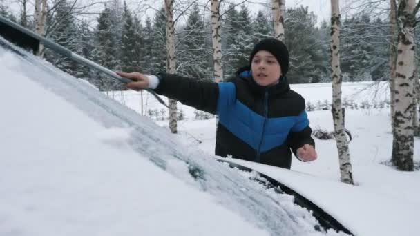 Finlandiya Kar Ormanlarında Uzun Bir Fırçayla Araba Camını Temizleyen Küçük — Stok video