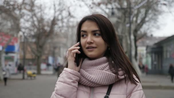 Nettes Und Fröhliches Mädchen Telefoniert Einer Straße Herbst Zeitlupe Spannender — Stockvideo