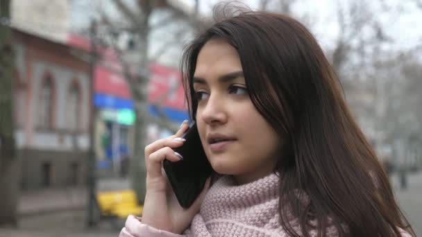 Sonbaharda Bir Sokakta Telefonla Konuşan Nazik Güzel Bir Kız Yavaş — Stok video