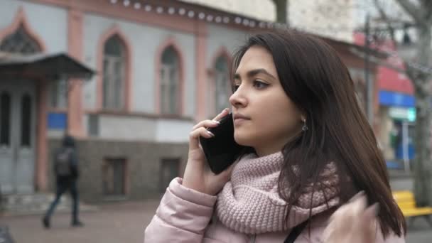Κομψό Μελαχρινή Κοπέλα Κουβεντιάζοντας Τηλεφωνικά Ένα Σπίτι Φθινόπωρο Αργή Κίνηση — Αρχείο Βίντεο