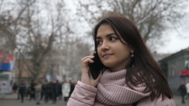 Γοητευτική Μελαχρινή Κοπέλα Που Μιλάει Στο Τηλέφωνο Εξωτερικούς Χώρους Φθινόπωρο — Αρχείο Βίντεο