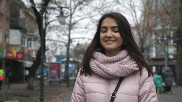 Menina Morena Alegre Bonita Desfrutando Sua Vida Uma Rua Cheia — Vídeo de Stock