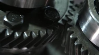 Günümüz otomobil şanzımanında hızla giden iki geniş dişli dişli çarklı dönen iki dişli çarkın dönen metal dişlerinin teknolojik yakın çekimi günümüzde otomobil kutusunda hızla ilerliyor. Etkileyici ve güçlü görünüyor..