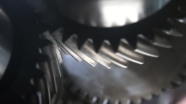 자동차 박스에서 일하는 반짝이는 톱니바퀴가 돌아가는 톱니바퀴 자동차 전송에 슬링을 — 비디오