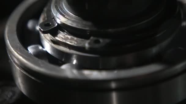 暗い現代の自動変速機で回転する金属ボールベアリング 歯車に固定され 現代の自動車トランスミッションで働く回転金属ボールの素晴らしい眺め 独創的で技術的 そして素晴らしい — ストック動画