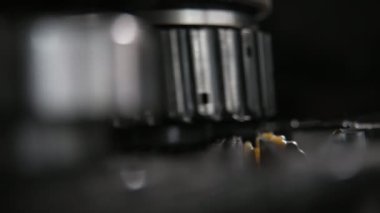 Büyük dişli çark, modern otomobil aktarımında metalik zincir kullanarak hızla dönüyor. Teknolojik olarak, büyük metalik bir dişlinin, güvenilir bir metal zincir kullanarak hızlı isyan etmesi. Teknolojik ve sağlam görünüyor..