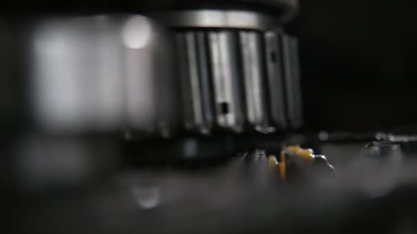 Large Cogwheel Rotating Quickly Using Metallic Chain Modern Auto Transmission — Stock Video