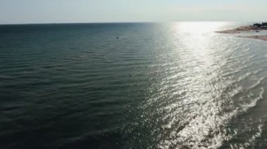 Yazın gün batımında Karadeniz 'de güzel güneş yollarının hava görüntüsü. Karadeniz sularında parıldayan güneş yolunun görkemli kuşlarının gözü. Yazın gün batımında. Gökyüzü Celeste gibi, ilham verici ve güzel..