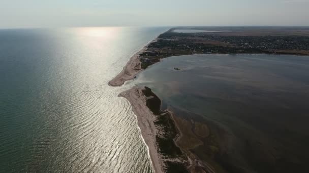 Повітряний Знімок Вертикальної Піщаної Коси Який Торкається Пишної Смуги Заході — стокове відео