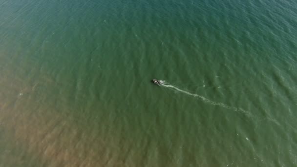 Luchtopname Van Een Houten Boot Vissen Zwarte Zee Ondiep Zomer — Stockvideo