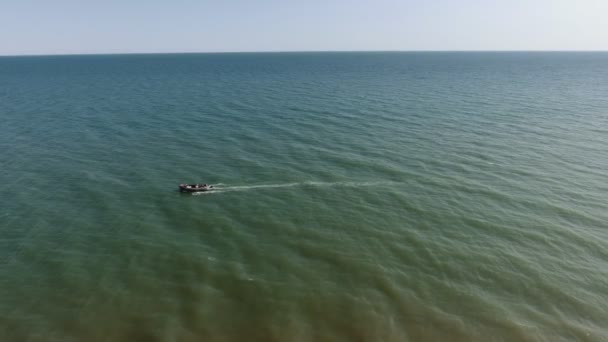 Tiro Aéreo Barco Solitário Flutuando Mar Negro Sem Horizontes Verão — Vídeo de Stock