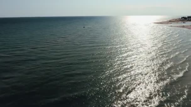 Vue Aérienne Magnifique Sentier Ensoleillé Sur Les Vagues Mer Noire — Video