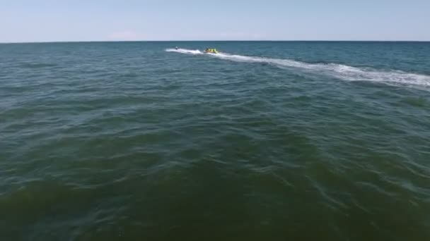 Barco Motor Puxando Uma Banana Com Pessoas Alegres Rapidamente Dia — Vídeo de Stock