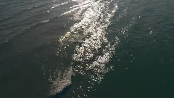 Вода Блищить Сонцем Хвилях Яскравий День Має Вражаючий Вигляд Яскравих — стокове відео