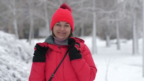 Wesoła Blondynka Uśmiecha Się Tańczy Trzymając Kołnierzyk Lesie Zimą Breezy — Wideo stockowe