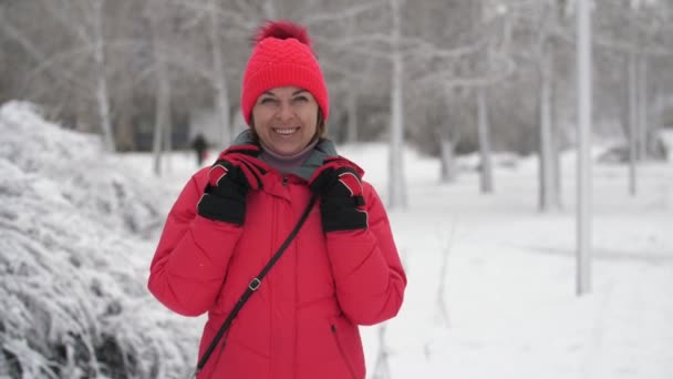 Mujer Rubia Feliz Sonriendo Bailando Aire Libre Bosque Invierno Slo — Vídeos de Stock