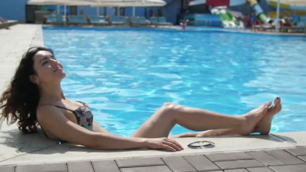 Şairane Esmer Kadın Havuz Kenarında Saçlarını Yavaş Çekimde Savuruyor Bikinili — Stok video