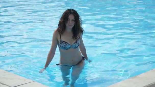 Slanke Jonge Vrouw Die Uit Een Zwembad Gaat Als Topmodel — Stockvideo