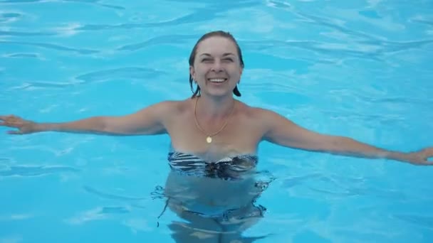 Веселая Блондинка Купальнике Стоящая Танцующая Голубой Воде Замедленной Съемке Смешной — стоковое видео