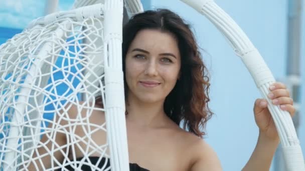 Mujer Morena Alegre Bikini Sonriendo Balanceándose Una Hamaca Redonda Slo — Vídeos de Stock