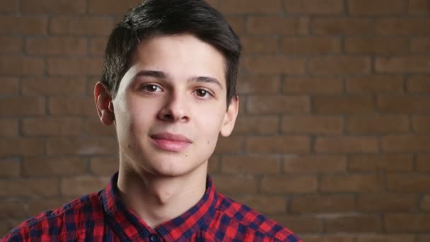 Veselý Mladý Muž Kostkované Košili Sedí Usmívá Cihlovém Studiu Optimistický — Stock video