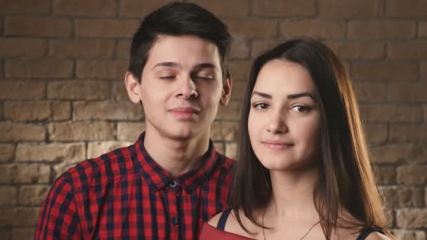 Jovem Feliz Sorrindo Junto Com Sua Menina Atraente Estúdio Tijolos — Vídeo de Stock