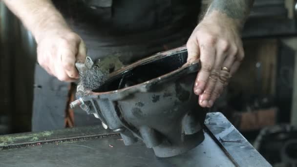 Hombre Delantal Limpiando Una Caja Transmisión Con Cepillo Agua Taller — Vídeos de Stock